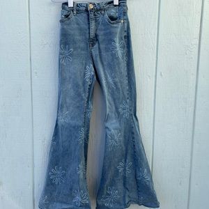 Wild Fable flare jeans size 6. Fit great, only worn a few times